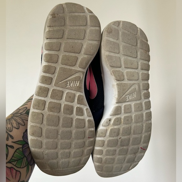NIKE Roshe Run Running Low Navy Pink Shoes - Picture 4 of 9